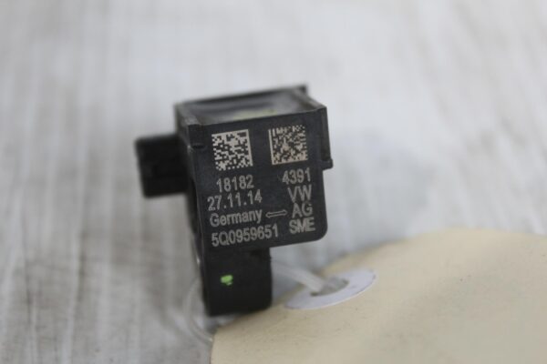 Audi 8V A3 S3 RS3 / Volkswagen Golf Crash Impact Sensor 5Q0959651, 5Q0959651B