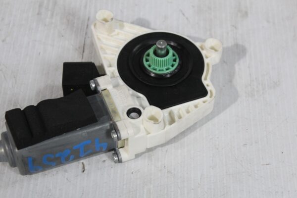 Mercedes Benz W117 CLA Front Left Door Window Motor A2078200542