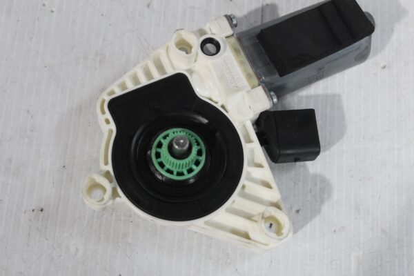 Mercedes Benz W117 CLA Front Left Door Window Motor A2078200542