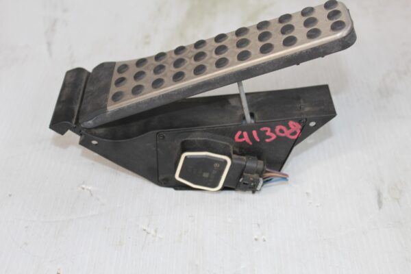 Mercedes Benz W204 C63 AMG Accelerator Throttle Pedal A2043000204