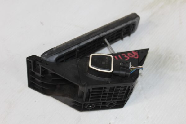 Mercedes Benz W204 C63 AMG Accelerator Throttle Pedal A2043000204