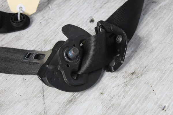 Range Rover Sport L494 Front Left Seat Belt Pre-tensioner LR047678, LR076645