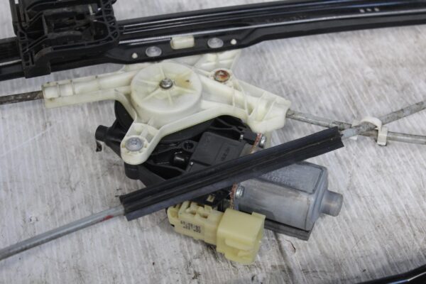 Range Rover Sport L494 Rear Left Door Window Regulator LR057341, LR153956