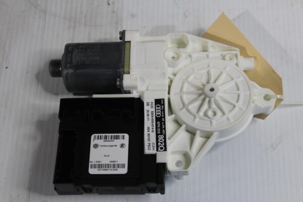 Audi 8P A3 S3 Front Right Drivers Side Window Regulator Motor Control unit 8P4959802Q