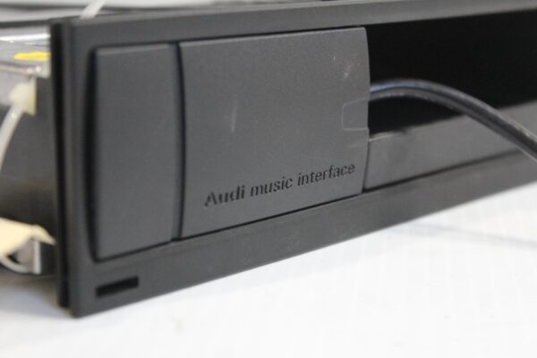 Audi 8P S3 Radio RNS Media Interface Control Module Unit 8P0035785