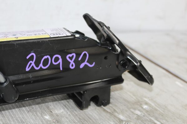 Audi 8R Q5 SQ5 Lift Jack 8R0011031D, 8R0011031G
