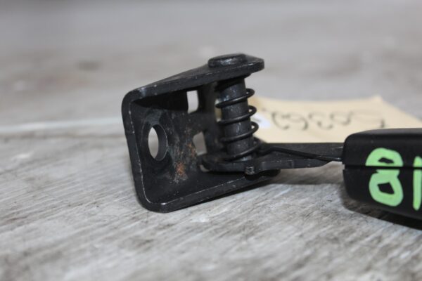 Porsche 955 957 9PA Cayenne Rear Right Belt Latch Clip 7L0857821D, 95580305500