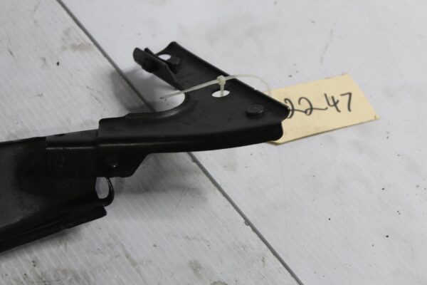 Audi 8T A4 Front Right Fender Guard Wing Support Brace 8T0821136A, 8T0821136G