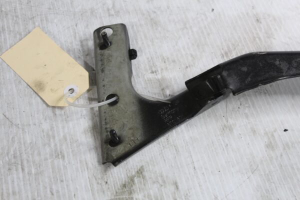 Audi 8T A4 Front Right Fender Guard Wing Support Brace 8T0821136A, 8T0821136G