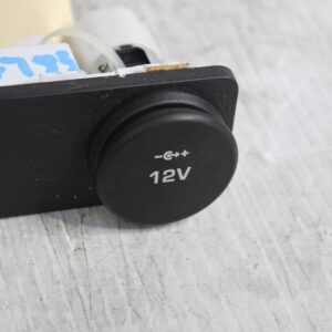 Land Rover L462 Discovery 5 USB 12V AUX Socket LR070583, FW9319E110CA - Image 2