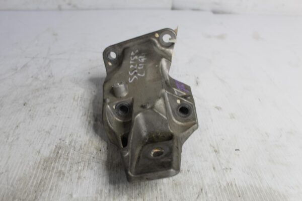 Range Rover Sport L494 3.0L Right RH Engine Mount Support LR033181, LR122399