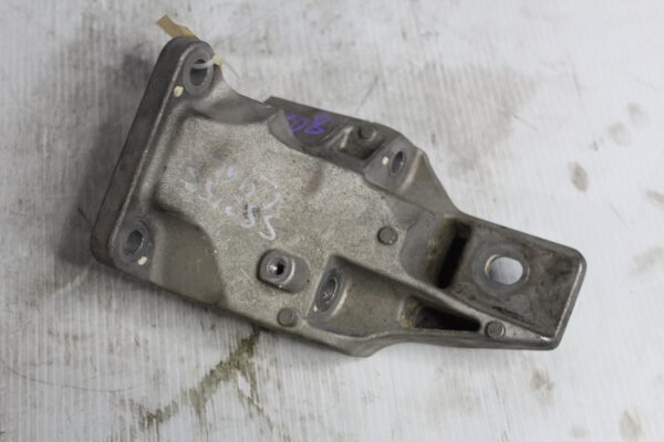 Range Rover Sport L494 3.0L Right RH Engine Mount Support LR033181, LR122399