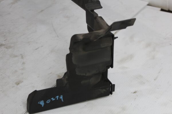 Range Rover L494 Sport Upper Air Deflector Plastic Guide LR043743, LR101104