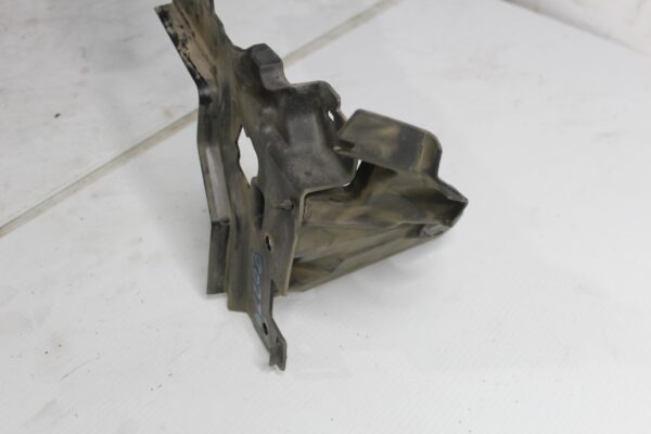 Range Rover L494 Sport Upper Air Deflector Plastic Guide LR043743, LR101104