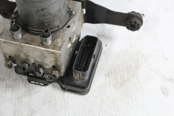 Range Rover Sport L494 3.0L ABS Pump Control Unit LR070405, LR084890