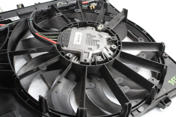 Range Rover Sport L494 3.0L Radiator Fan Assembly LR048176, LR084439