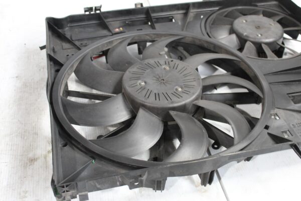 Range Rover Sport L494 3.0L Radiator Fan Assembly LR048176, LR084439