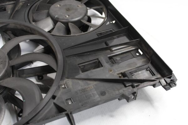 Range Rover Sport L494 3.0L Radiator Fan Assembly LR048176, LR084439