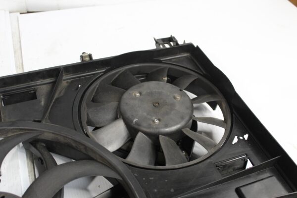 Range Rover Sport L494 3.0L Radiator Fan Assembly LR048176, LR084439