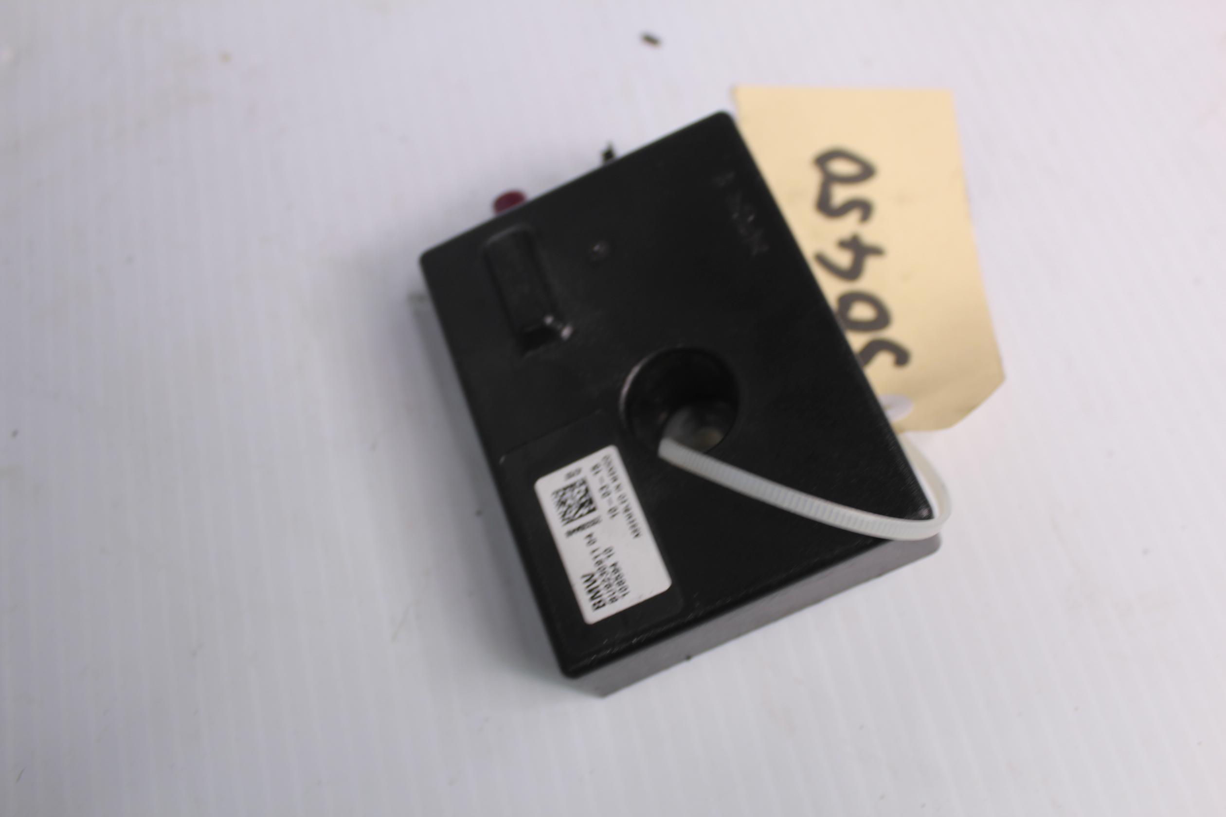 BMW F15 X5 Antenna Amplifier Control Unit 10859410 - Image 2