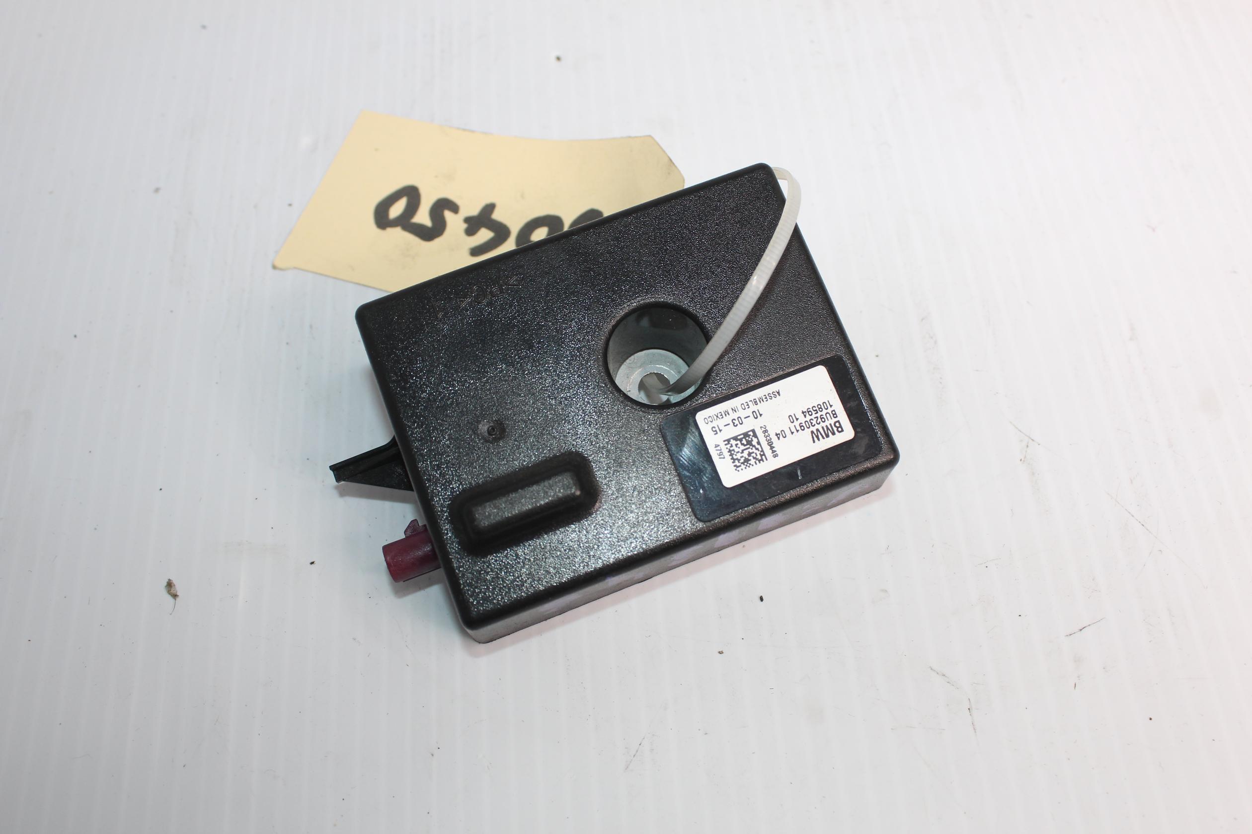 BMW F15 X5 Antenna Amplifier Control Unit 10859410 - Image 3