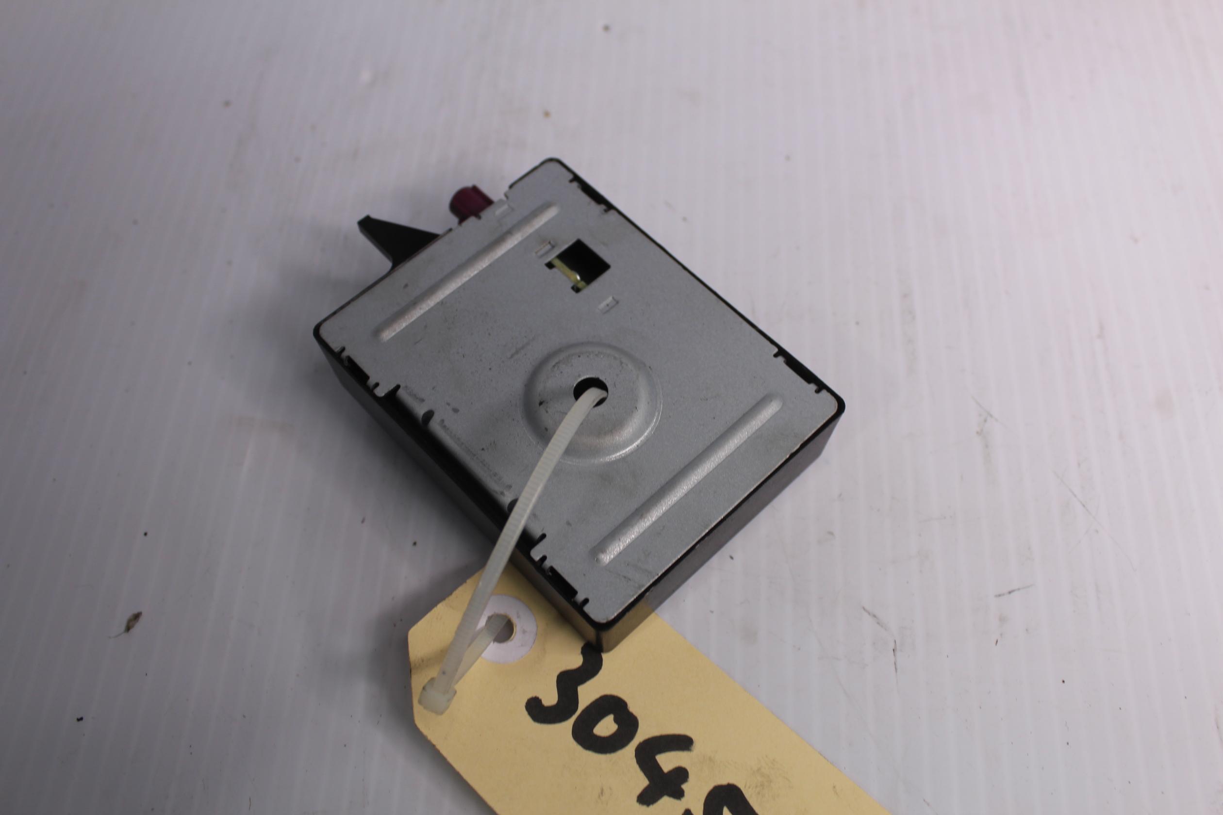 BMW F15 X5 Antenna Amplifier Control Unit 10859410 - Image 9