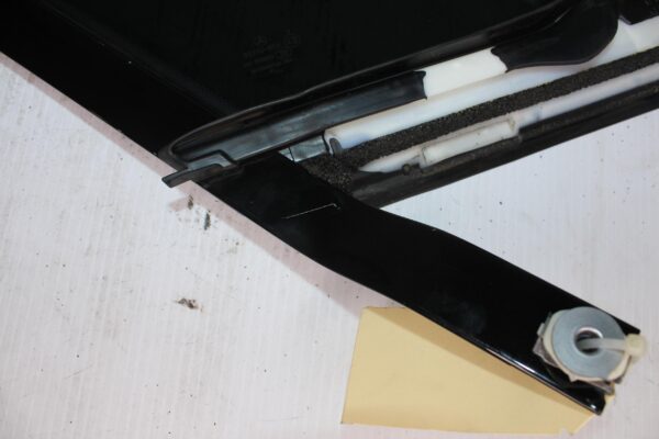Mercedes Benz W238 E Class Right Quarter Window Trim A2386708800, A2386709000