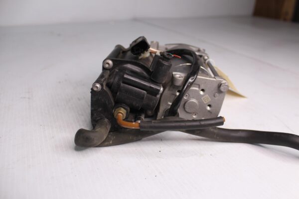 Mercedes Benz W213 W238 Air Suspension Compressor A0993200004, A2133209900
