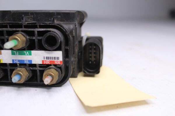 Mercedes Benz W213 W238 E Class Air Suspension Valve Block A0993200200