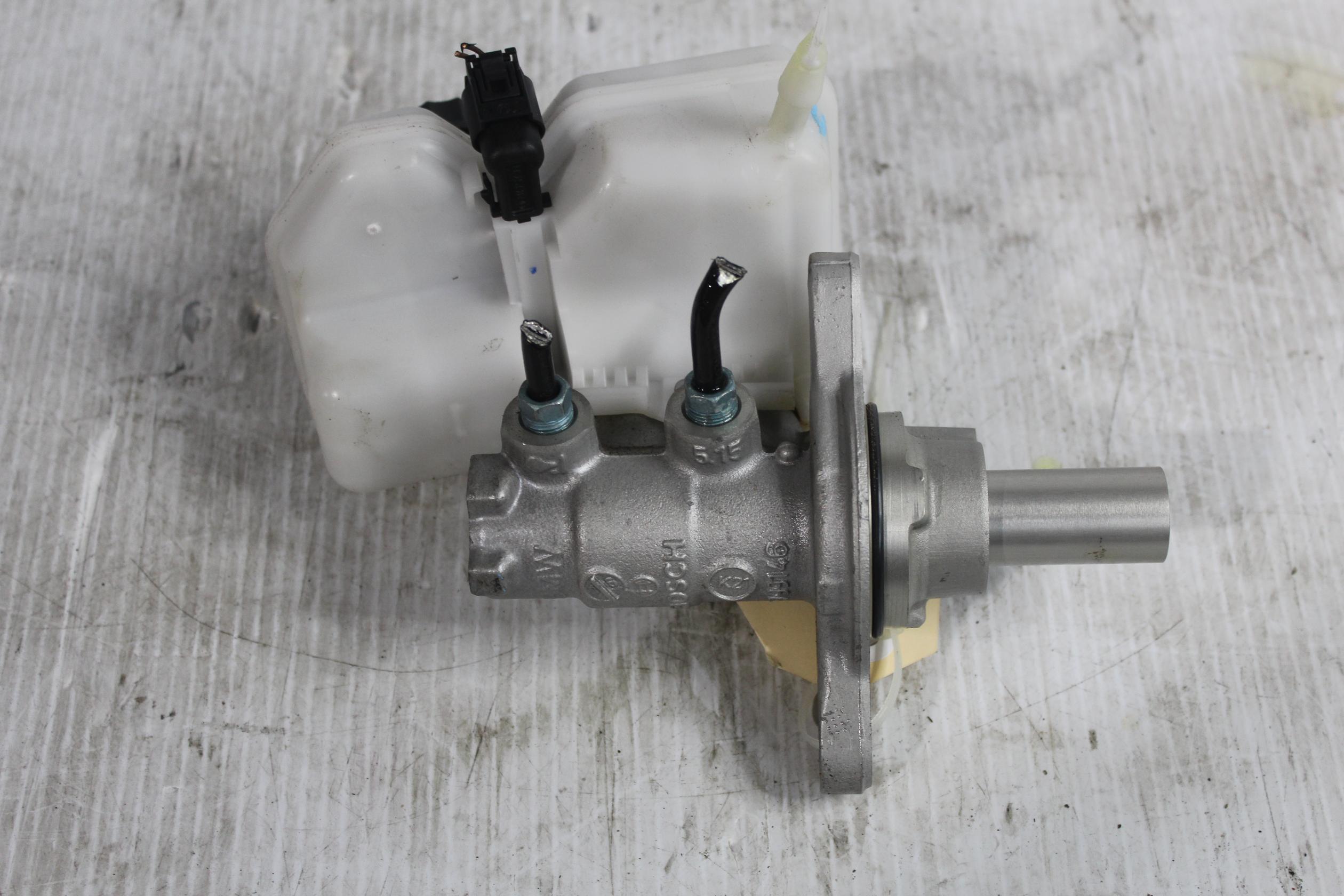 BMW F40 118i Brake Master Cylinder w Tank  34336864669 - Image 1