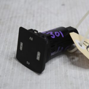 Land Rover L550 Discovery Sport USB Socket Port LR063284, FK7219010BA - Image 2