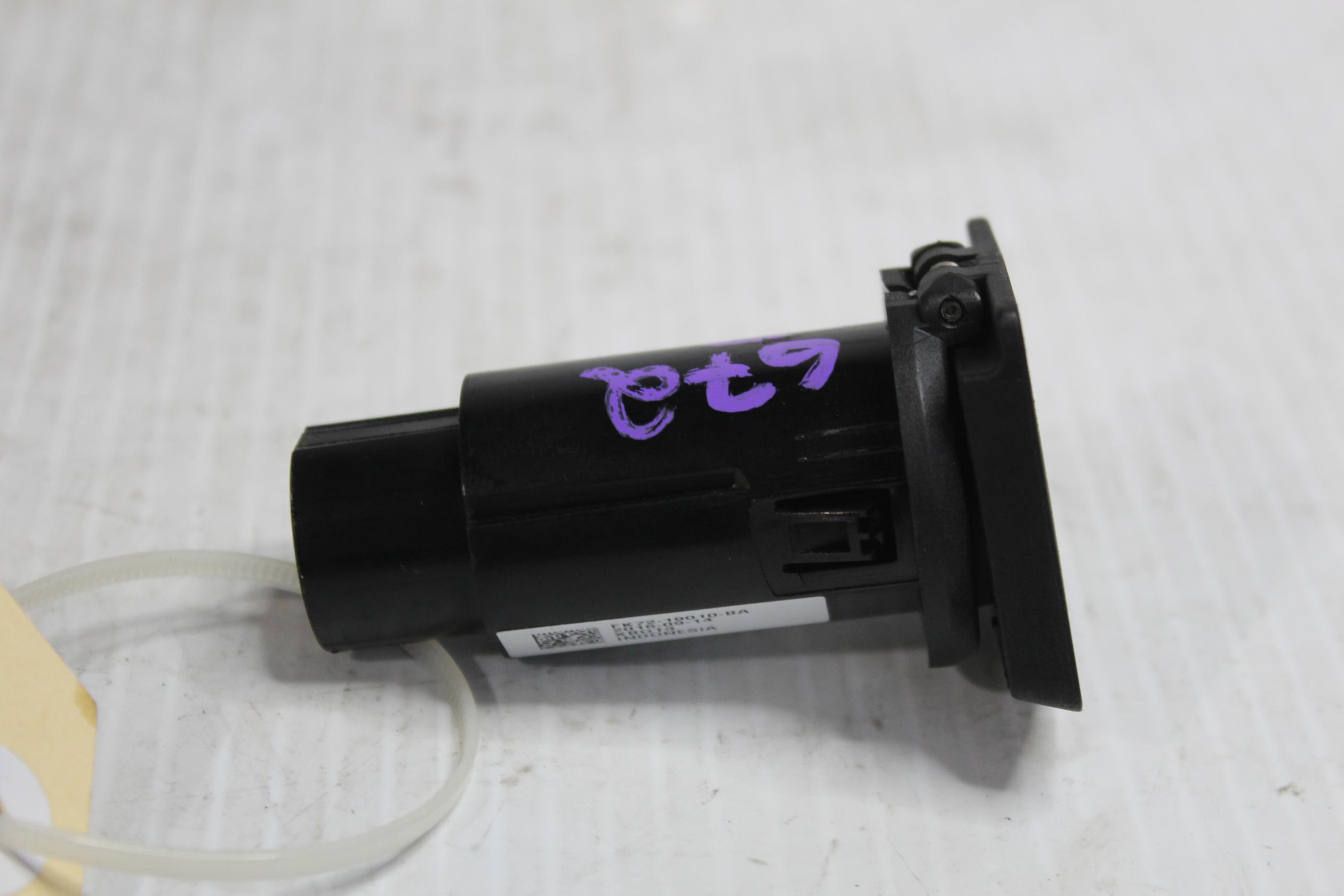 Land Rover L550 Discovery Sport USB Socket Port LR063284, FK7219010BA - Image 5
