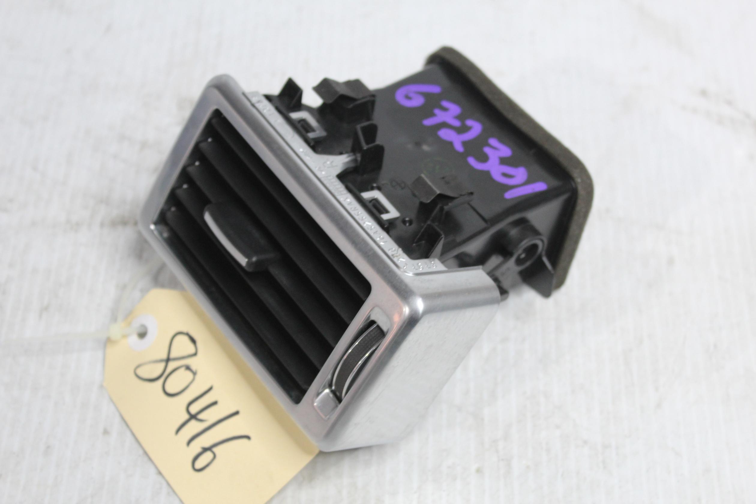 Land Rover L550 Discovery Sport RH Right Dash Air Vent LR072448, LR110281 - Image 2