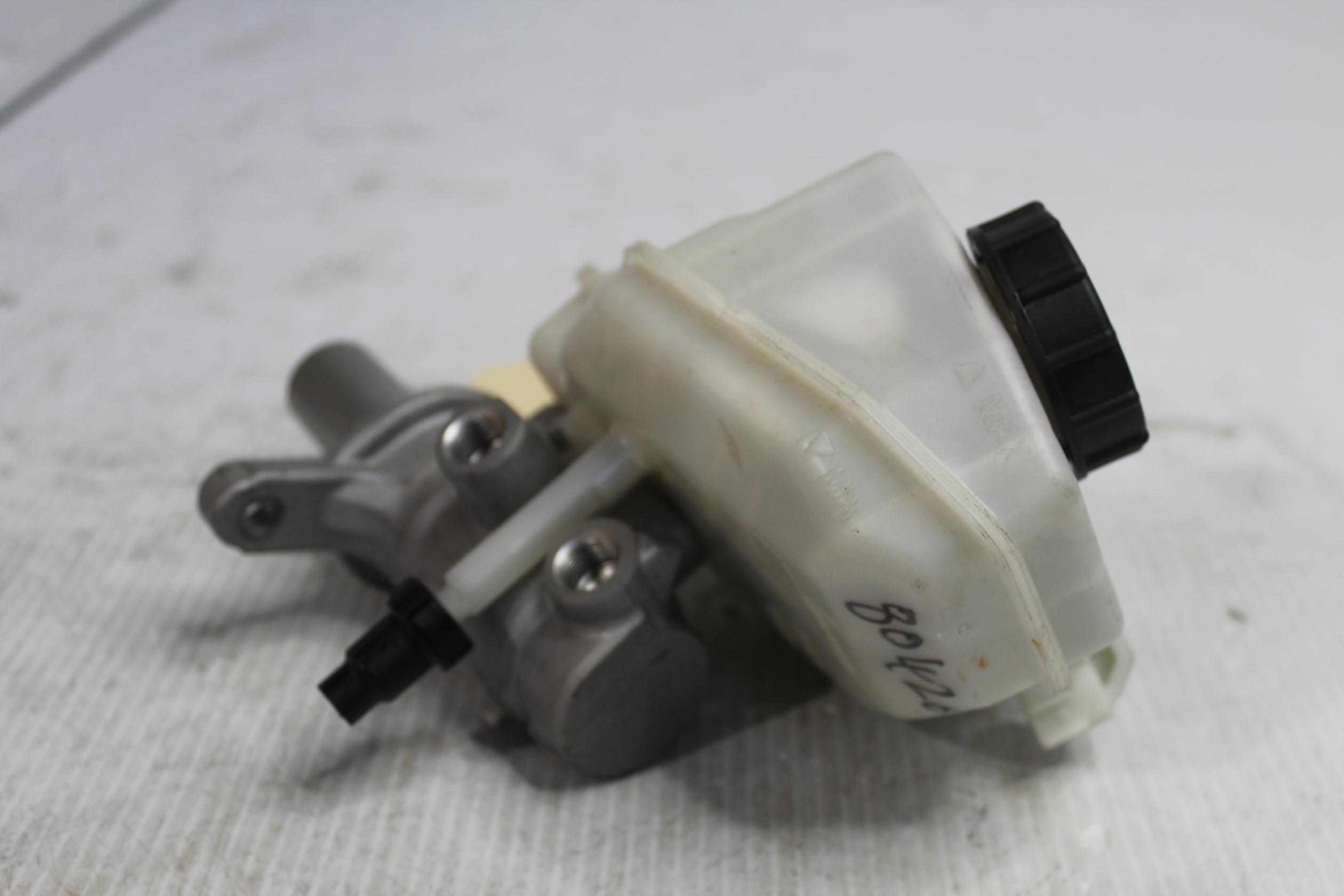 Land Rover L550 Discovery Sport Brake Master Cylinder LR061403, FK722140AB - Image 4