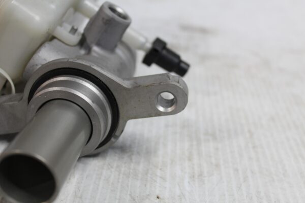 Land Rover L550 Discovery Sport Brake Master Cylinder LR061403, FK722140AB