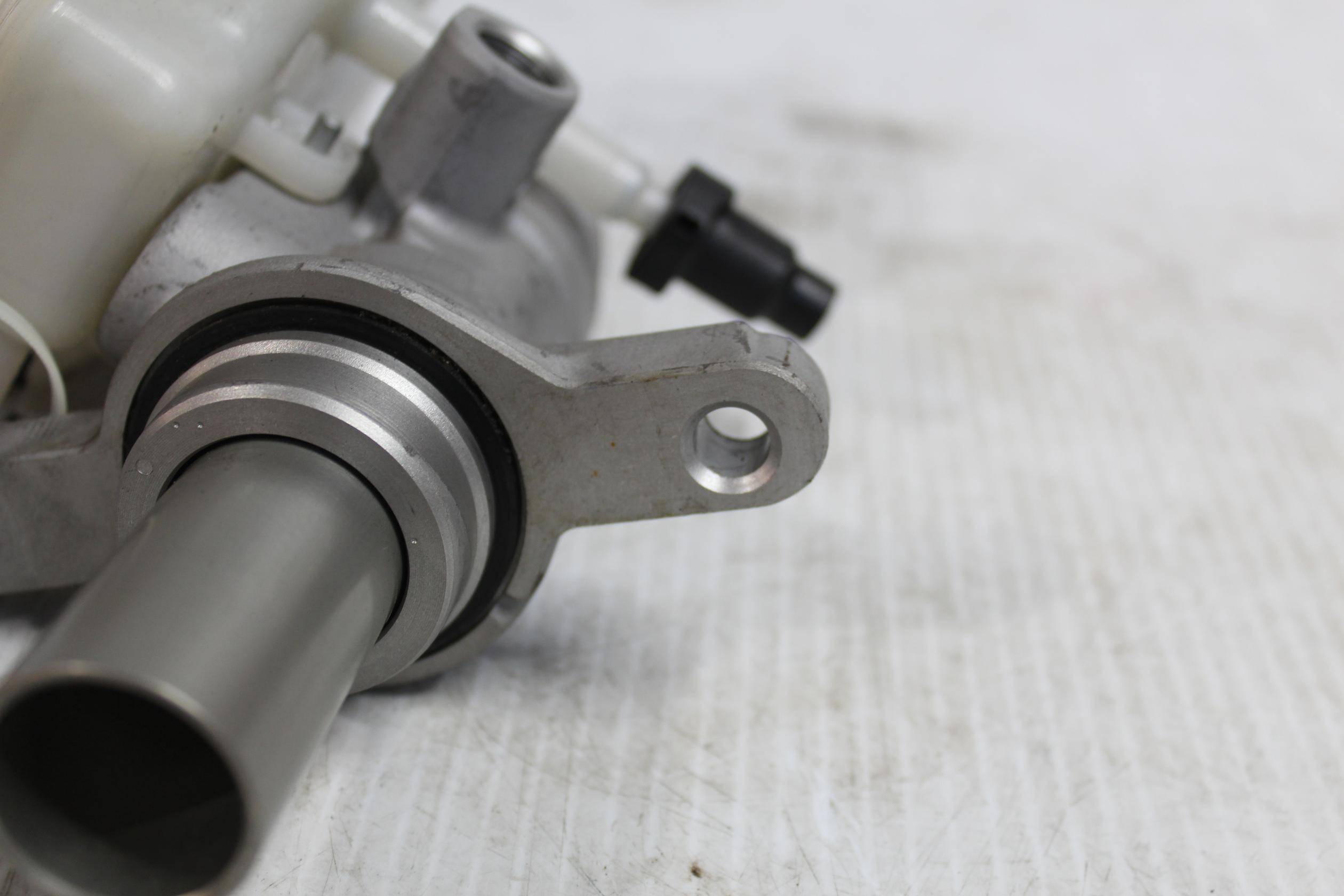 Land Rover L550 Discovery Sport Brake Master Cylinder LR061403, FK722140AB - Image 6
