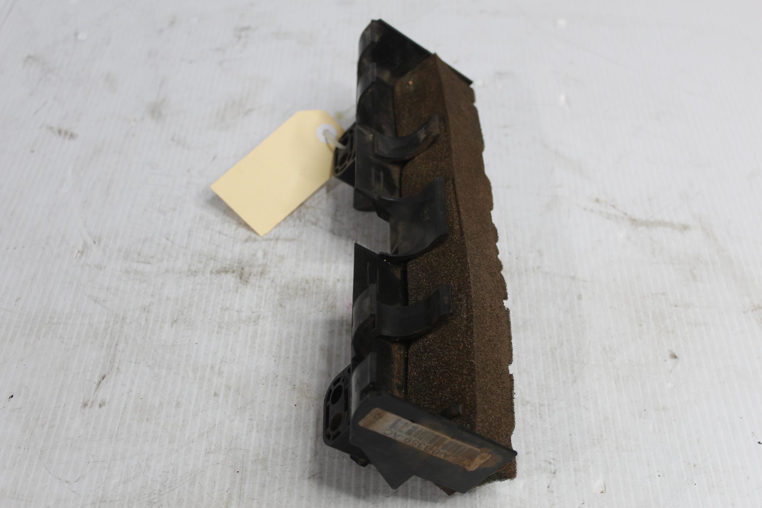 Range Rover Sport L494 Upper Side Aux Radiator Bracket LR052925, LR117094 - Image 3