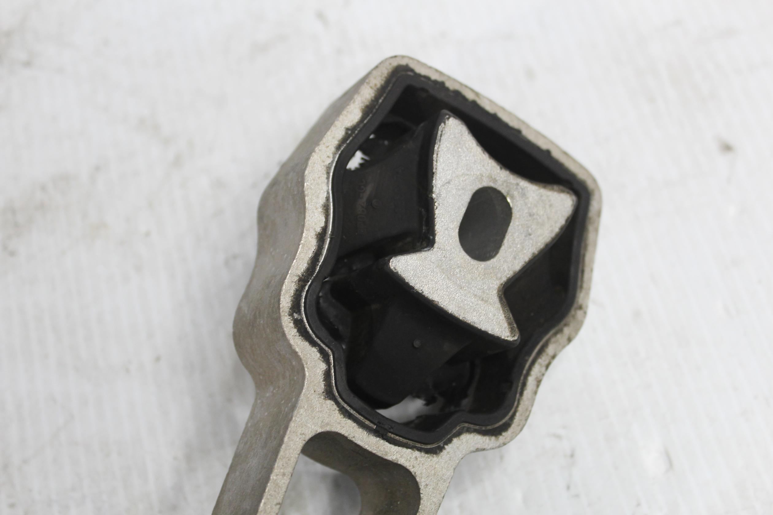 Land Rover L550 Discovery Sport Upper Engine Support LR000597 - Image 7