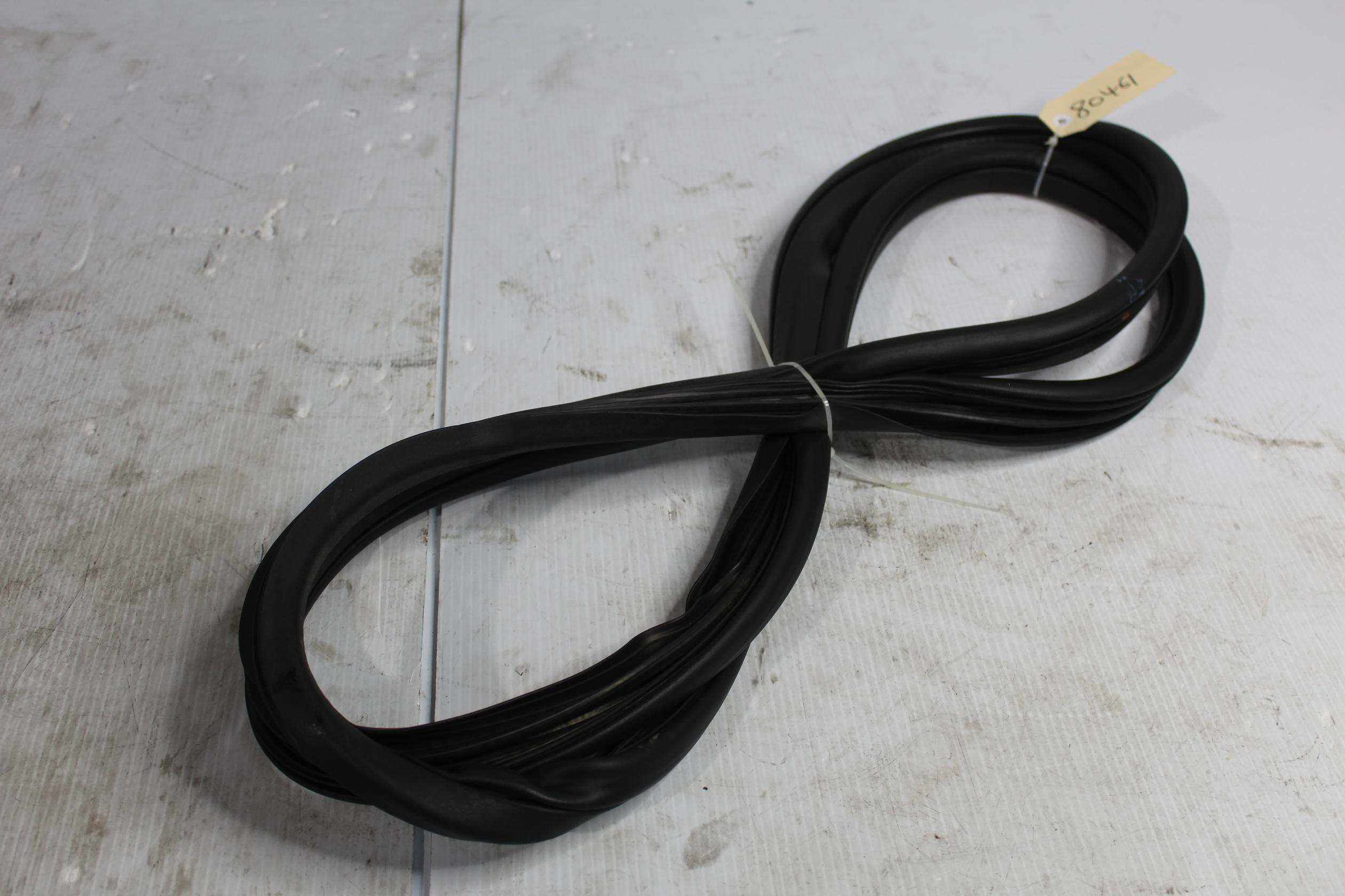 Land Rover L550 Discovery Sport Rear Door Seal Rubber LR084518, LR178741 - Image 1