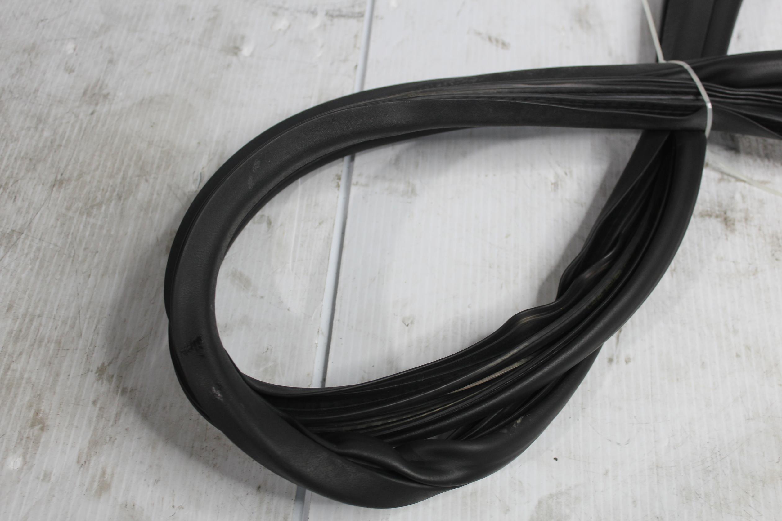 Land Rover L550 Discovery Sport Rear Door Seal Rubber LR084518, LR178741 - Image 2