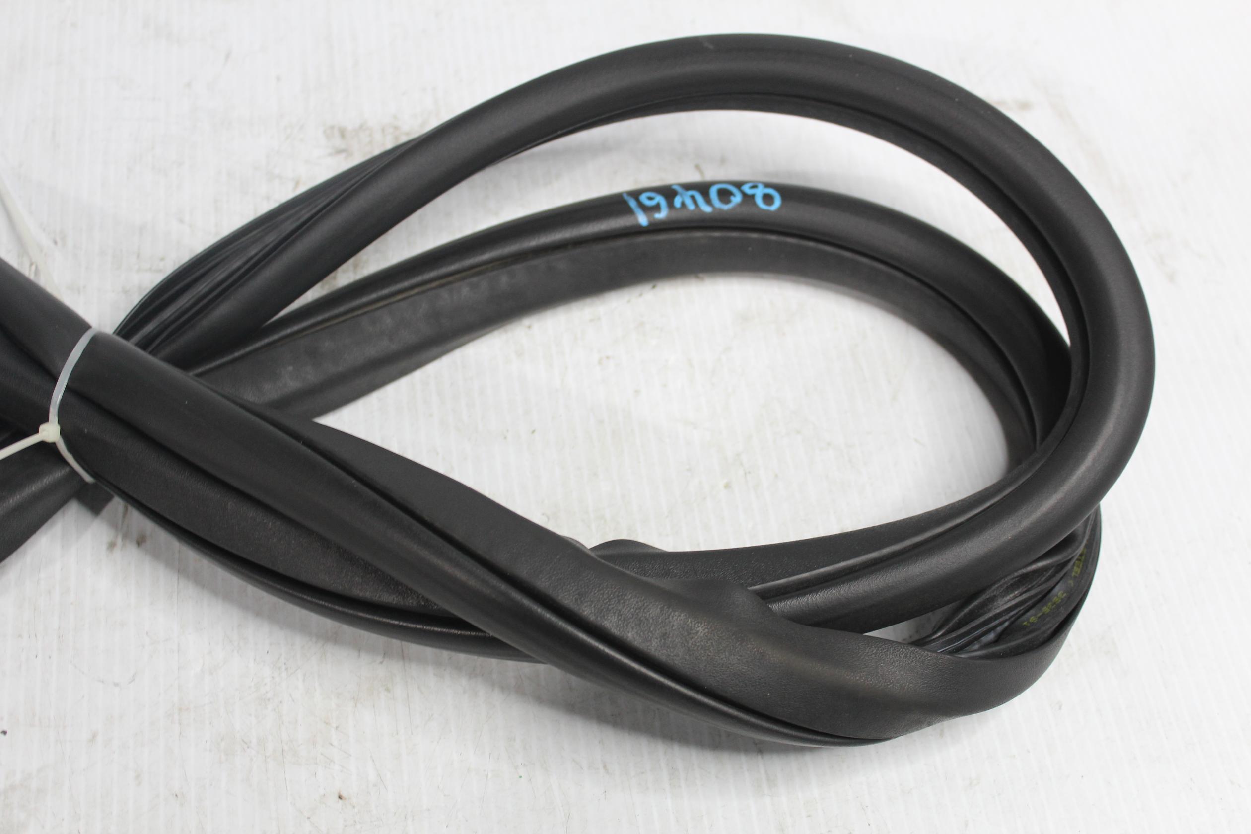 Land Rover L550 Discovery Sport Rear Door Seal Rubber LR084518, LR178741 - Image 4
