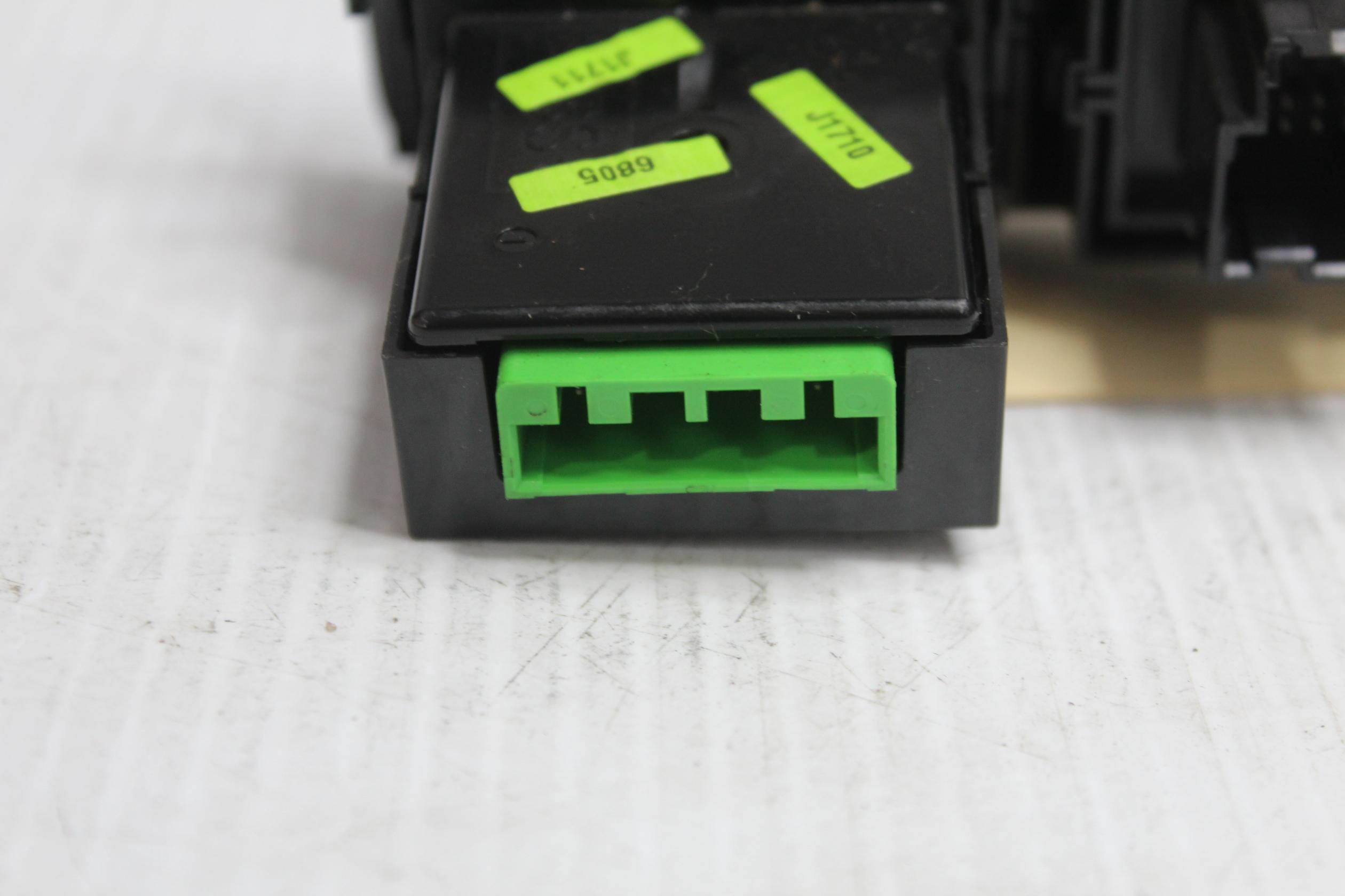 Land Rover L462 Discovery 5 Headlight Lighting Switch LR061000, LR088271 - Image 5