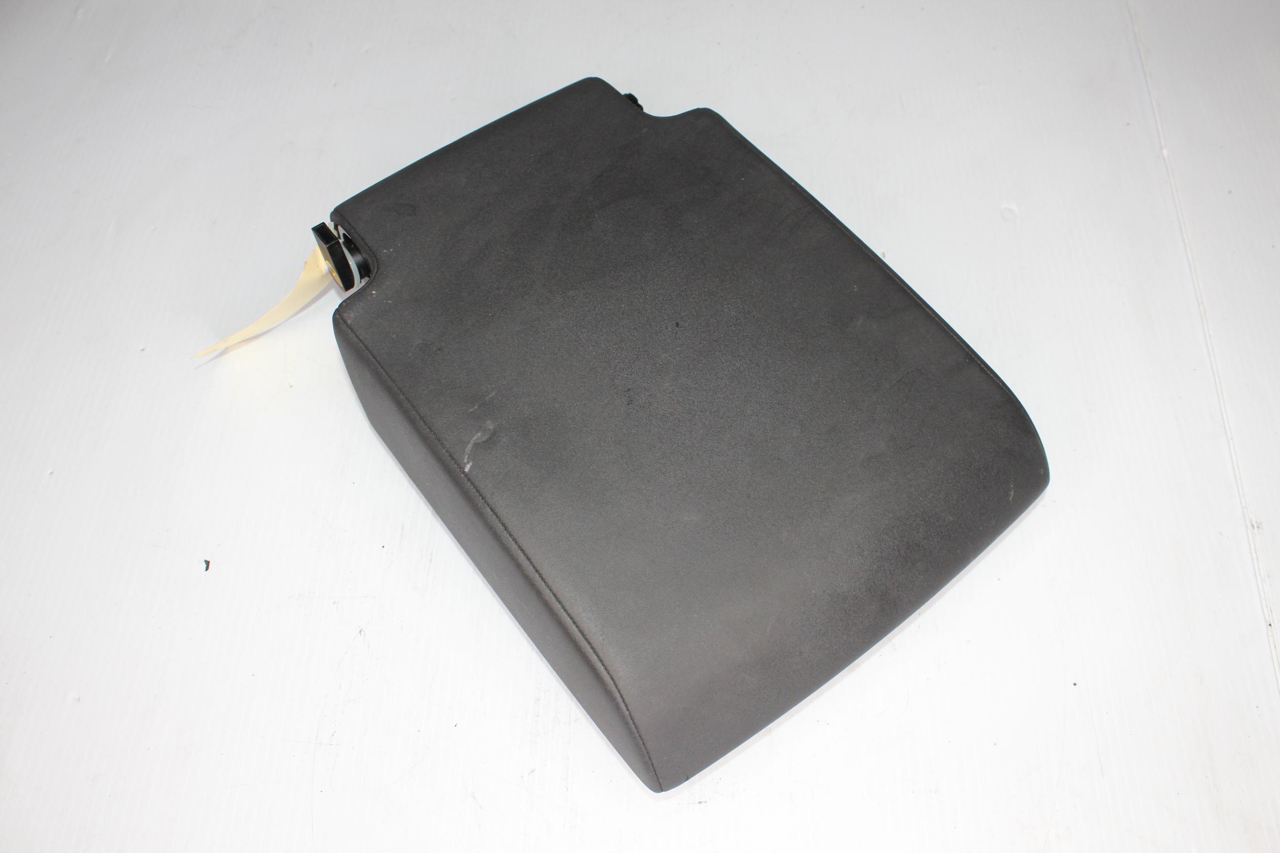 Land Rover L462 Discovery 5 Centre Console Lid Armrest BLACK LR082431 - Image 2