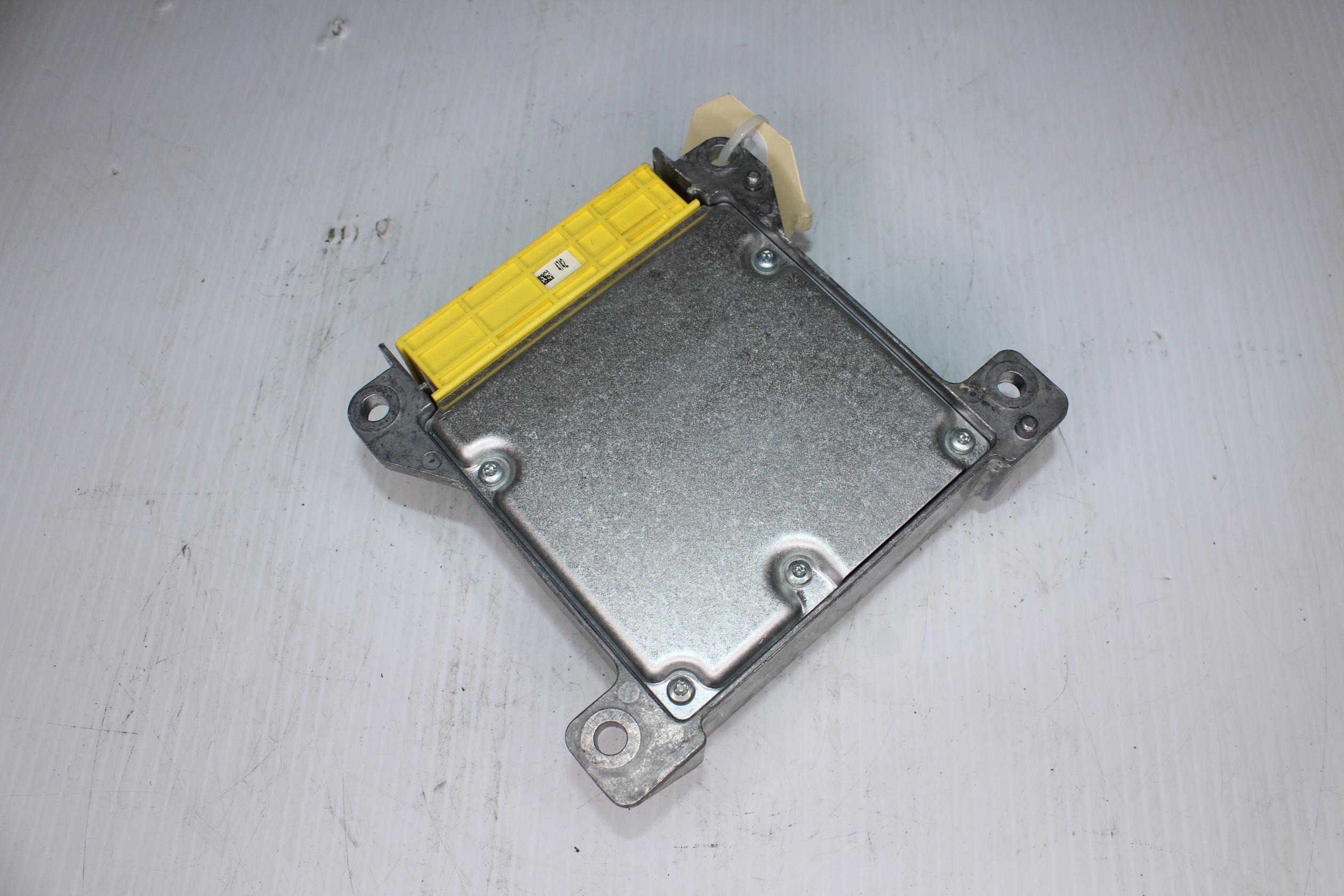 Mercedes Benz W204 C63 AMG SRS Airbag Module A2049012804 - Image 6
