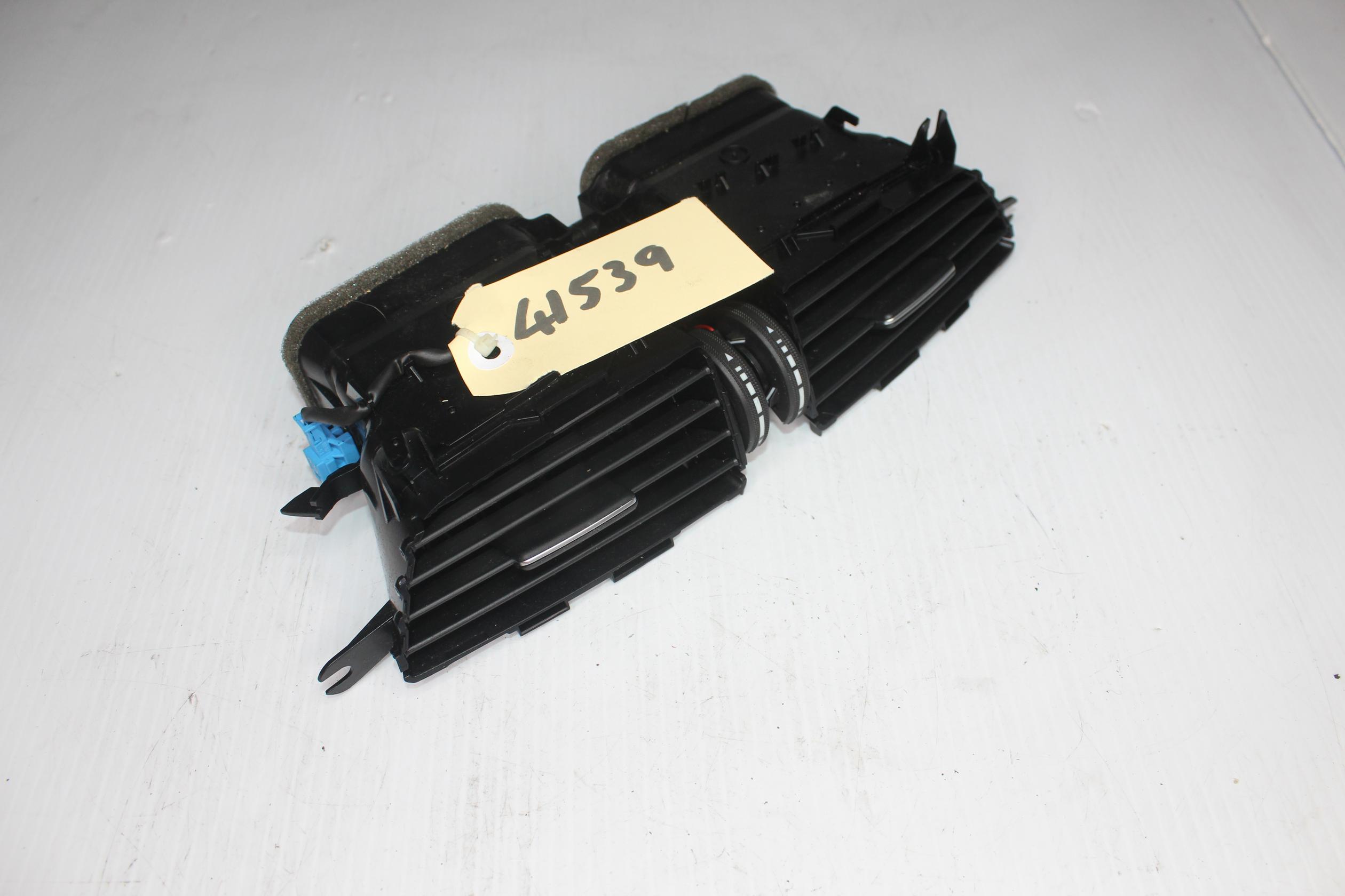 Mercedes Benz W204 C63 AMG Centre Dash Air Vent A2048308454, A2048308154 - Image 4