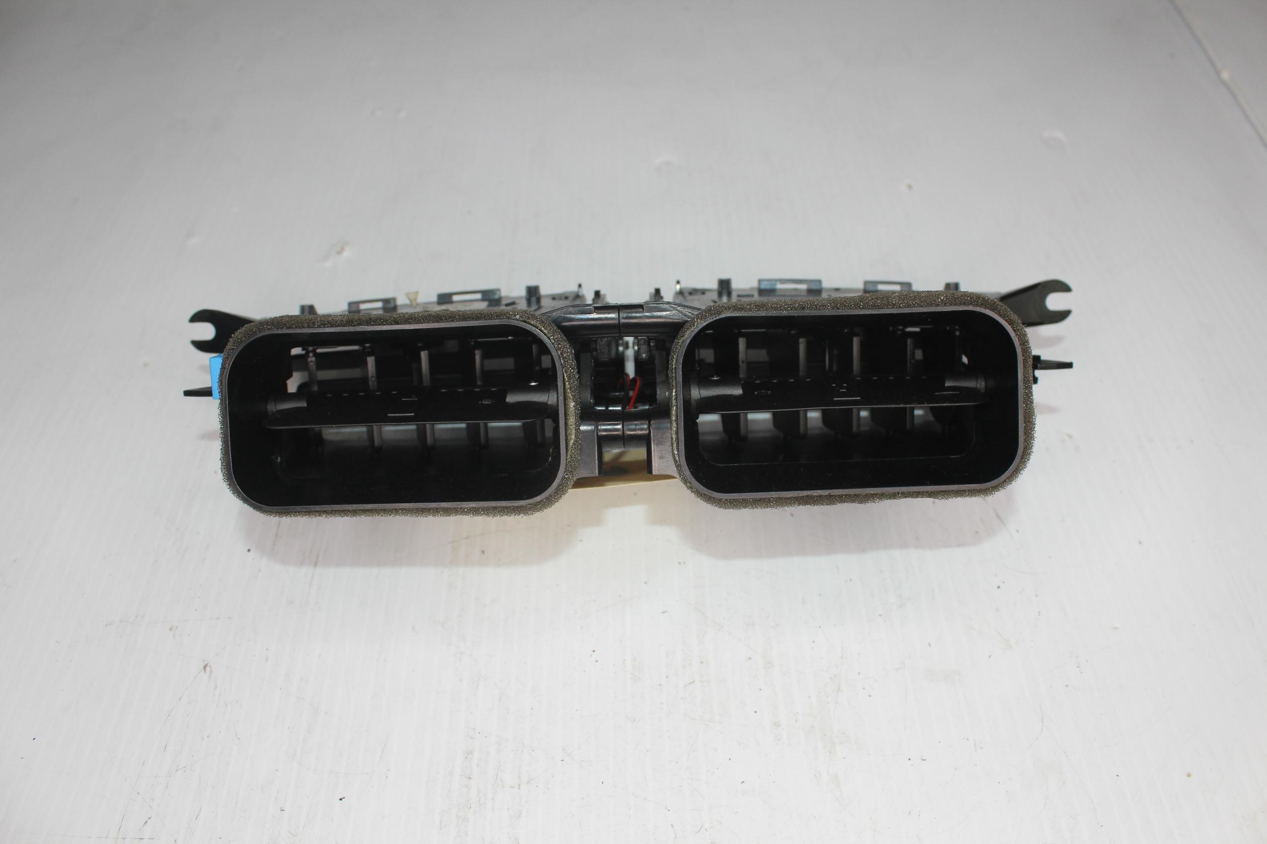 Mercedes Benz W204 C63 AMG Centre Dash Air Vent A2048308454, A2048308154 - Image 9