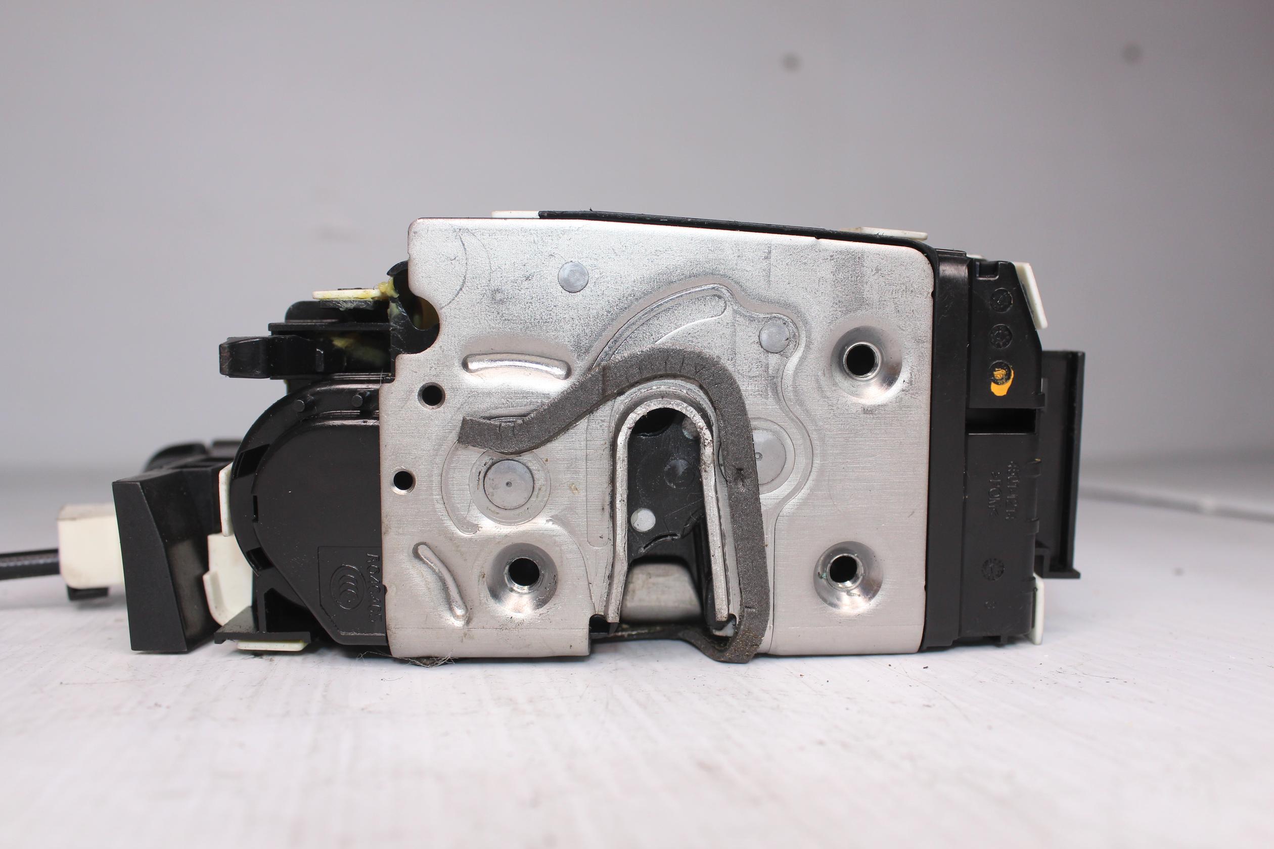 Mercedes Benz W204 C63 AMG Left Rear Door Lock Actuator A2047302735 - Image 5