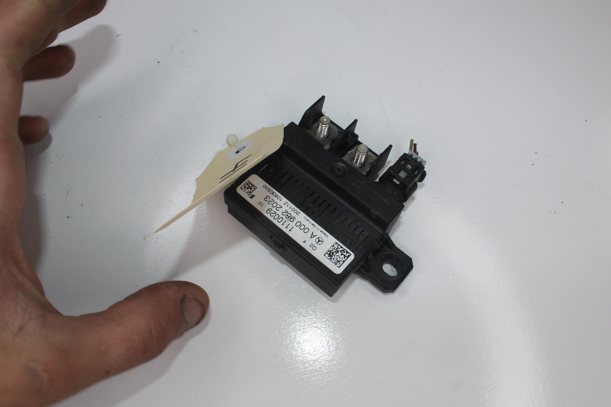 Mercedes Benz Battery Module Backup Relay A0009822023 - Image 3