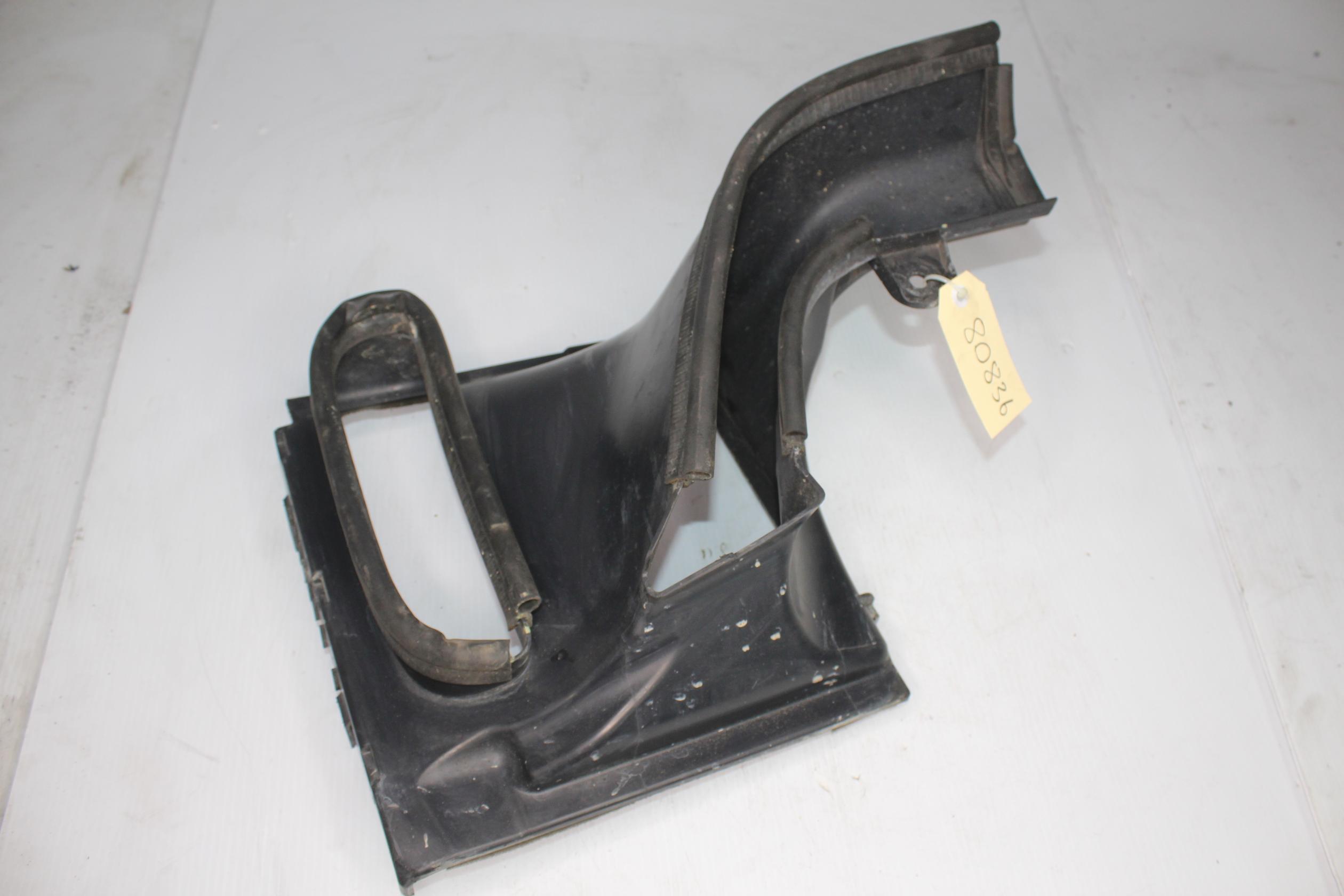 Land Rover L462 Discovery 5 Right RH Air Guide Deflector LR081641, LR126065 - Image 1