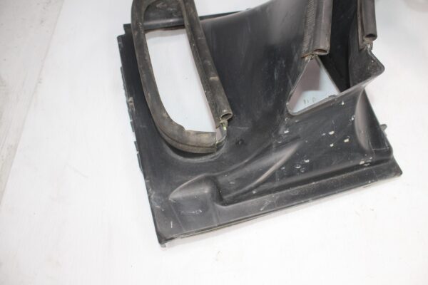Land Rover L462 Discovery 5 Right RH Air Guide Deflector LR081641, LR126065